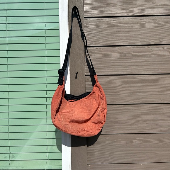 Rust medium crescent BAGGU. - Picture 6 of 8